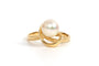 Bague 51 Bague années 70 en or jaune 18 carats sertie d’une perle 58 Facettes 21857