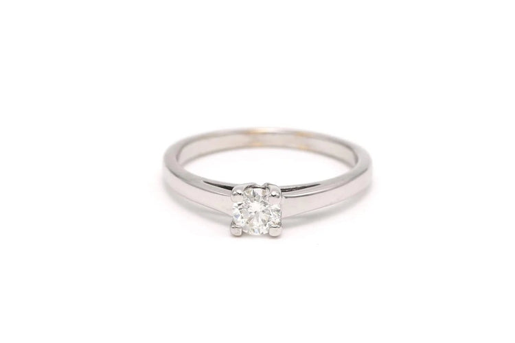 Bague 48 Bague contemporaine en or blanc 18 carats sertie de diamants 58 Facettes 21784
