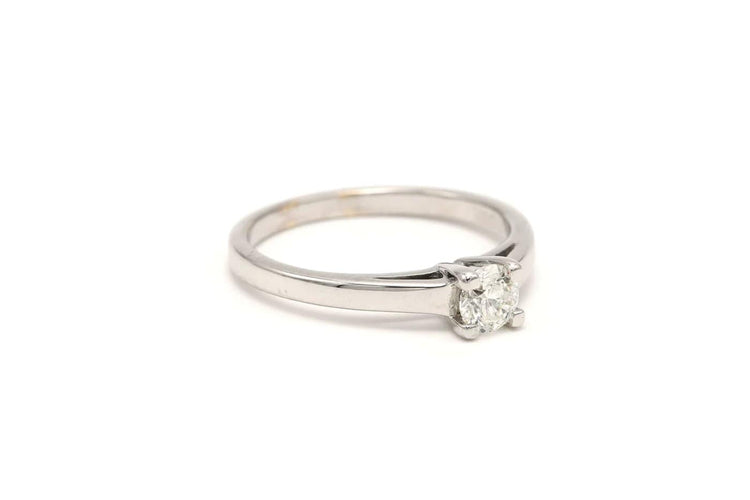 Bague 48 Bague contemporaine en or blanc 18 carats sertie de diamants 58 Facettes 21784
