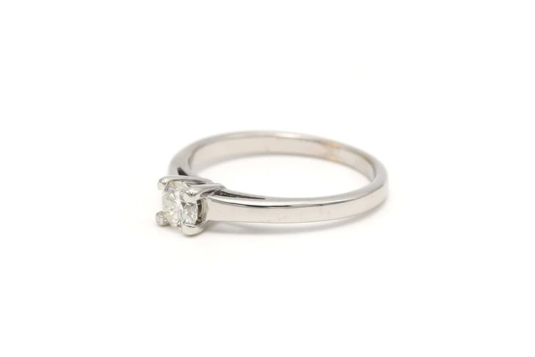 Bague 48 Bague contemporaine en or blanc 18 carats sertie de diamants 58 Facettes 21784