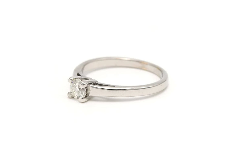 Bague 48 Bague contemporaine en or blanc 18 carats sertie de diamants 58 Facettes 21784