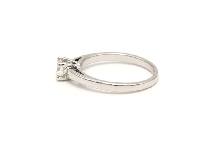 Bague 48 Bague contemporaine en or blanc 18 carats sertie de diamants 58 Facettes 21784