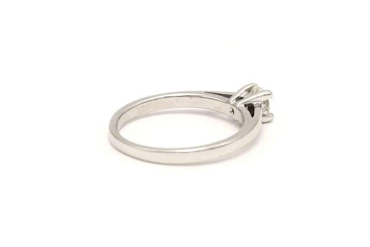 Bague 48 Bague contemporaine en or blanc 18 carats sertie de diamants 58 Facettes 21784
