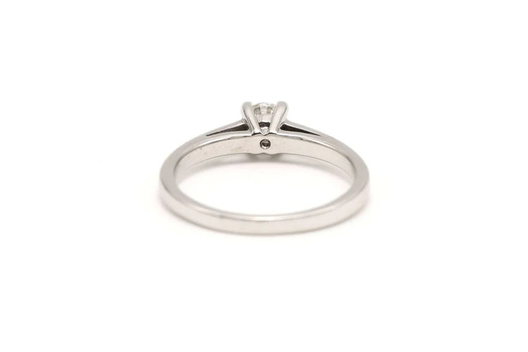 Bague 48 Bague contemporaine en or blanc 18 carats sertie de diamants 58 Facettes 21784