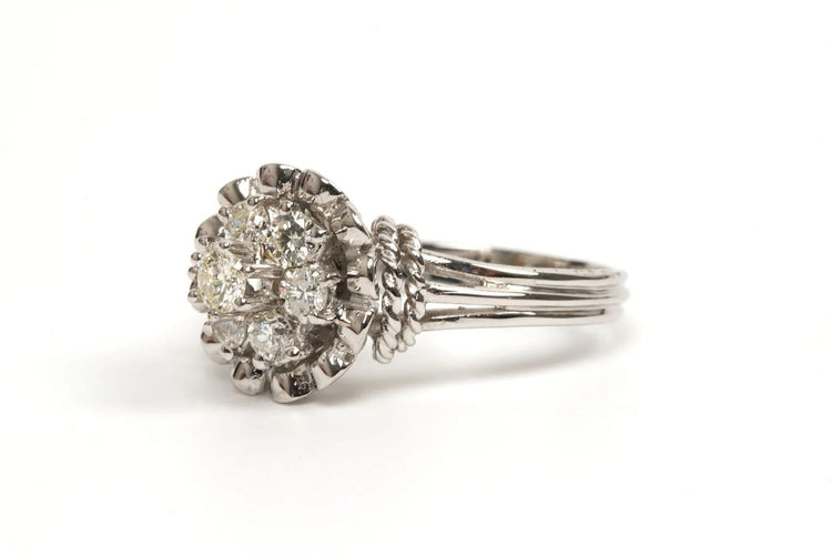 Bague 55 Bague années 50 en or blanc 18 carats sertie de diamants taille brillant 58 Facettes 16053