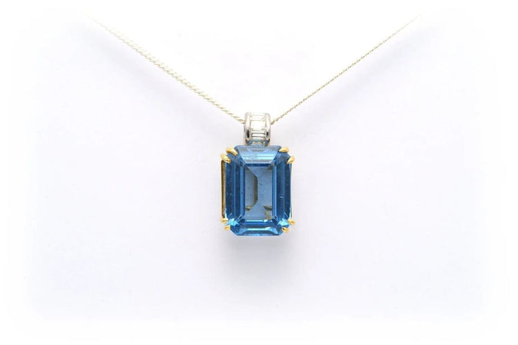Pendentif Pendentif contemporain en or jaune 18 carats, topaze bleu suisse et diamants 58 Facettes 17864