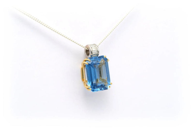 Pendentif Pendentif contemporain en or jaune 18 carats, topaze bleu suisse et diamants 58 Facettes 17864
