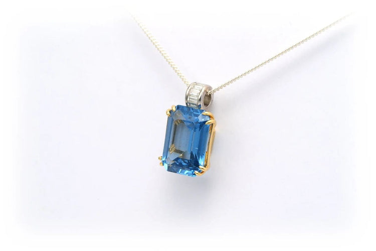Pendentif Pendentif contemporain en or jaune 18 carats, topaze bleu suisse et diamants 58 Facettes 17864