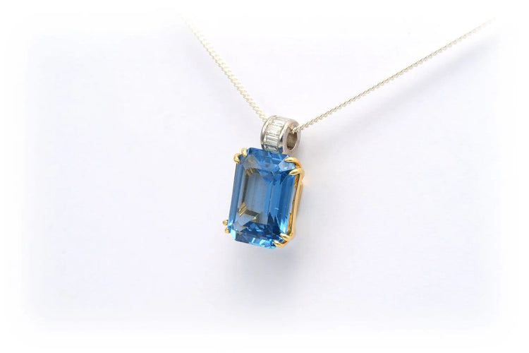 Pendentif Pendentif contemporain en or jaune 18 carats, topaze bleu suisse et diamants 58 Facettes 17864