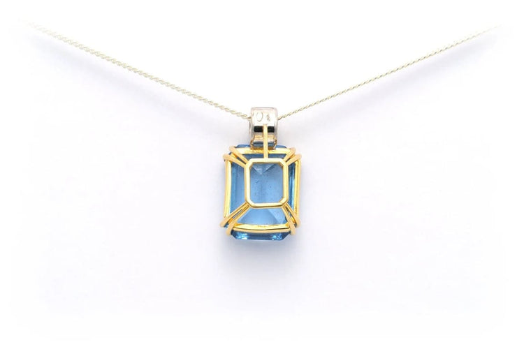 Pendentif Pendentif contemporain en or jaune 18 carats, topaze bleu suisse et diamants 58 Facettes 17864