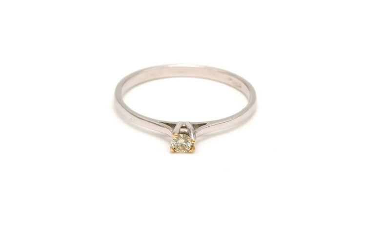 Bague 53 Bague contemporaine en or blanc 18 carats sertie de diamant 58 Facettes 19411
