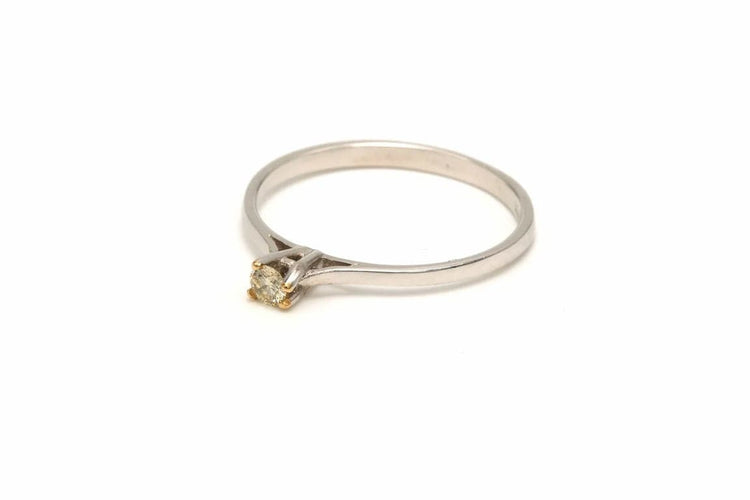 Bague 53 Bague contemporaine en or blanc 18 carats sertie de diamant 58 Facettes 19411