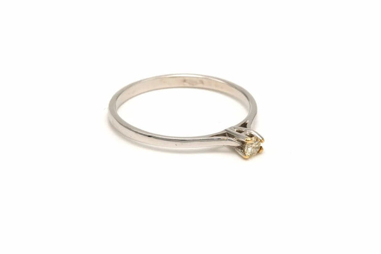 Bague 53 Bague contemporaine en or blanc 18 carats sertie de diamant 58 Facettes 19411