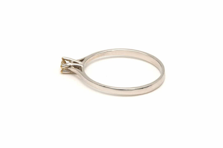 Bague 53 Bague contemporaine en or blanc 18 carats sertie de diamant 58 Facettes 19411