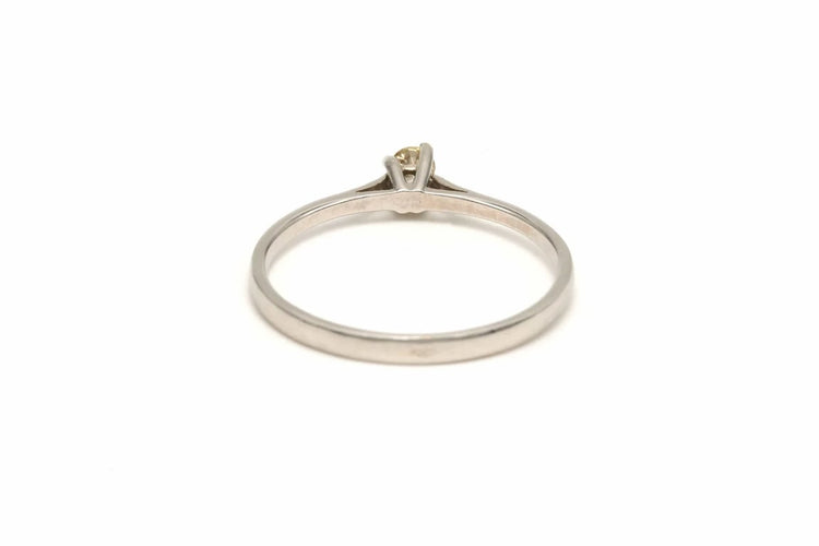 Bague 53 Bague contemporaine en or blanc 18 carats sertie de diamant 58 Facettes 19411