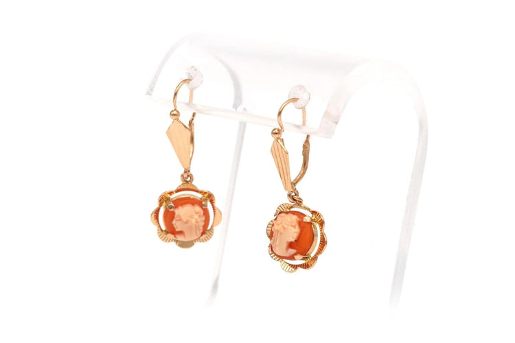 Boucles d'oreilles Boucles d’oreilles dormeuses années 50 en or jaune et camées 58 Facettes 22143