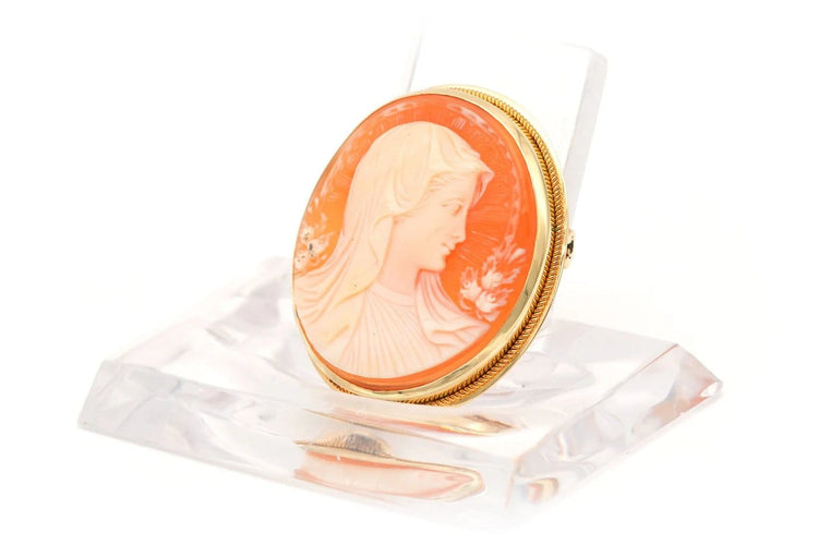 Broche Broche en or jaune 18 carats sertie d’un camée coquillage 58 Facettes B570