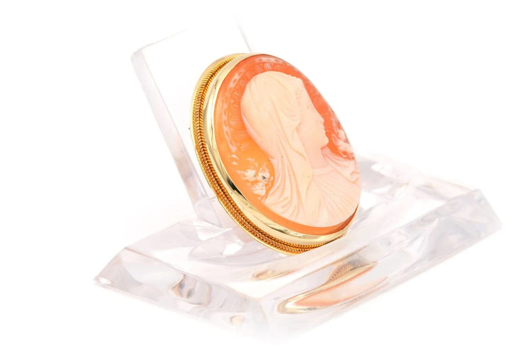 Broche Broche en or jaune 18 carats sertie d’un camée coquillage 58 Facettes B570