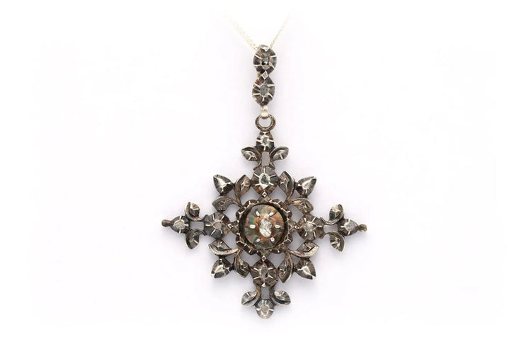 Pendentif Pendentif en or jaune 18 carats et argent serti de diamants 58 Facettes B550