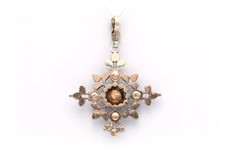 Pendentif Pendentif en or jaune 18 carats et argent serti de diamants 58 Facettes B550