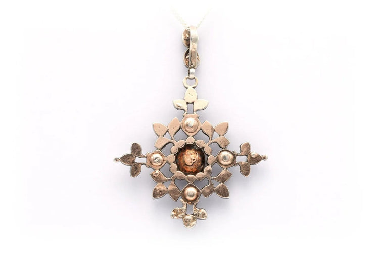 Pendentif Pendentif en or jaune 18 carats et argent serti de diamants 58 Facettes B550