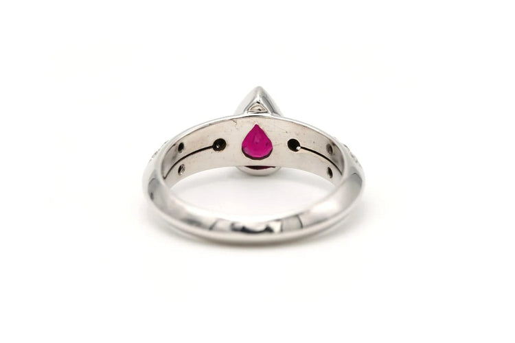 Bague 56 Bague contemporaine en or blanc 18 carats avec rubis et diamants 58 Facettes 22260