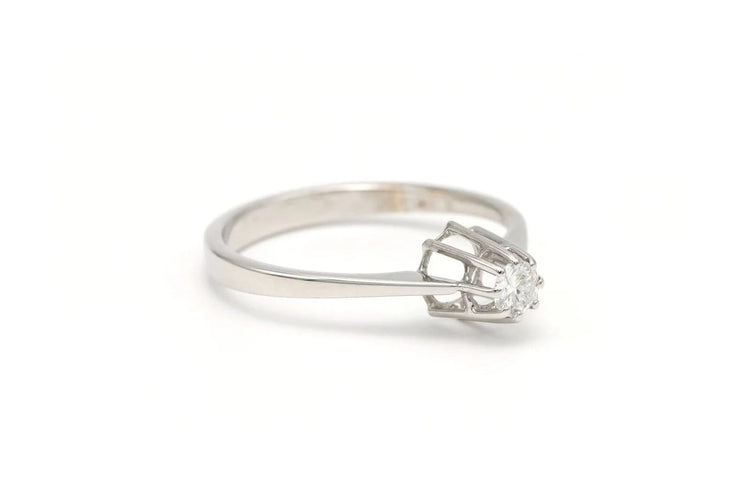 Bague 52 Bague contemporaine en or blanc 18 carats sertie de diamants 58 Facettes 19786