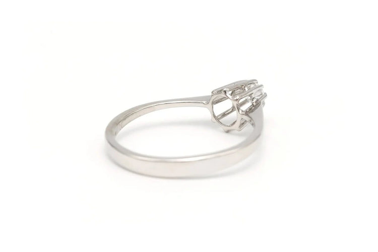 Bague 52 Bague contemporaine en or blanc 18 carats sertie de diamants 58 Facettes 19786