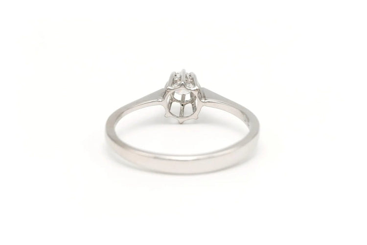 Bague 52 Bague contemporaine en or blanc 18 carats sertie de diamants 58 Facettes 19786