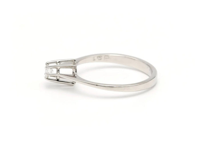 Bague 52 Bague contemporaine en or blanc 18 carats sertie de diamants 58 Facettes 19786