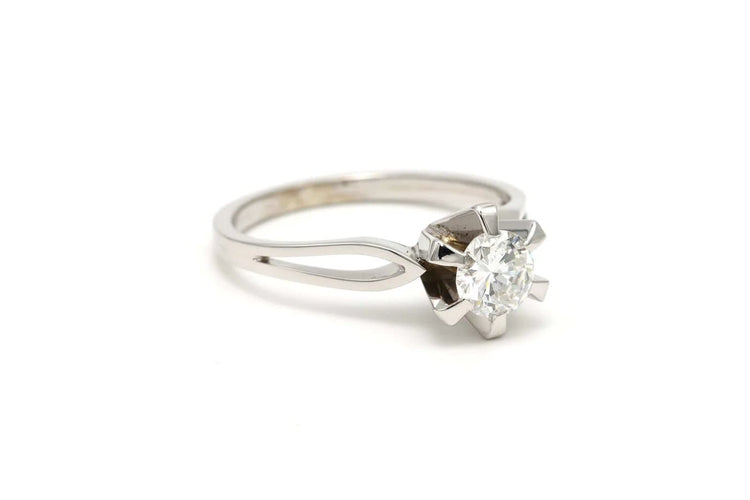 Bague 56 Bague années 80 en or blanc 18 carats sertie d’un diamant 0,65 ct 58 Facettes 18428