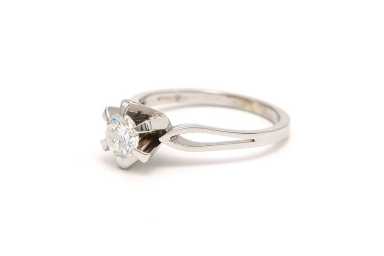 Bague 56 Bague années 80 en or blanc 18 carats sertie d’un diamant 0,65 ct 58 Facettes 18428
