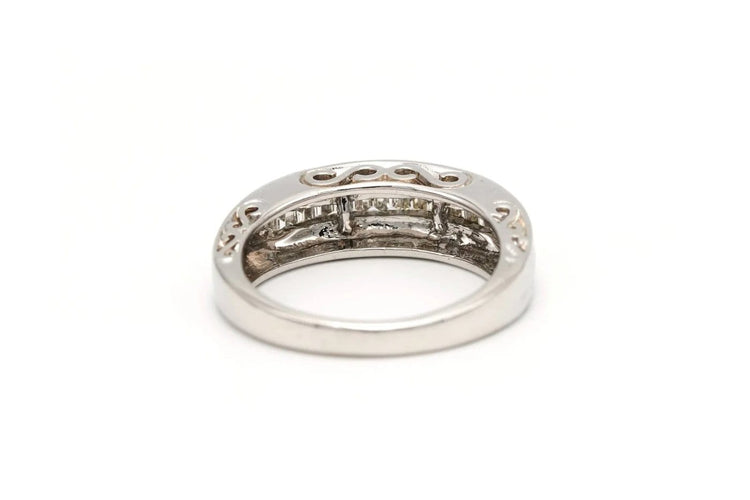 Bague 53 Bague contemporaine en or blanc 18 carats sertie de diamants 58 Facettes 19457
