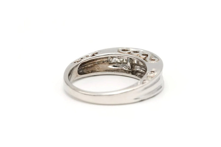Bague 53 Bague contemporaine en or blanc 18 carats sertie de diamants 58 Facettes 19457