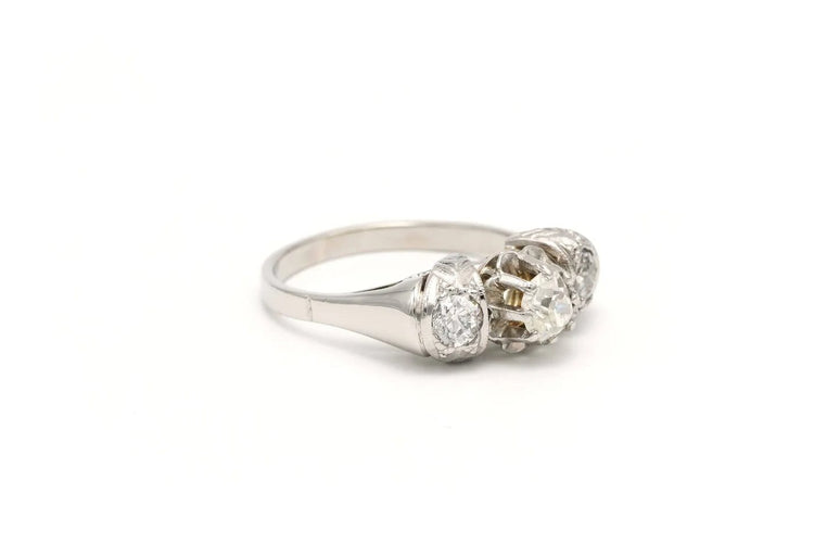 Bague 53 Bague contemporaine en or blanc 18 carats sertie de diamants 58 Facettes 20454