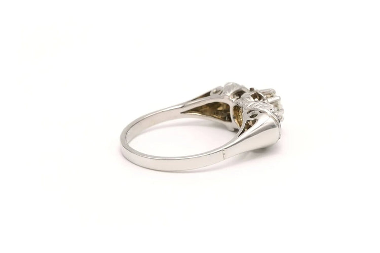 Bague 53 Bague contemporaine en or blanc 18 carats sertie de diamants 58 Facettes 20454