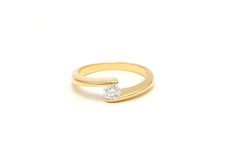 Bague 52 Bague contemporaine en or jaune 18 carats sertie d’un diamant 58 Facettes 22350