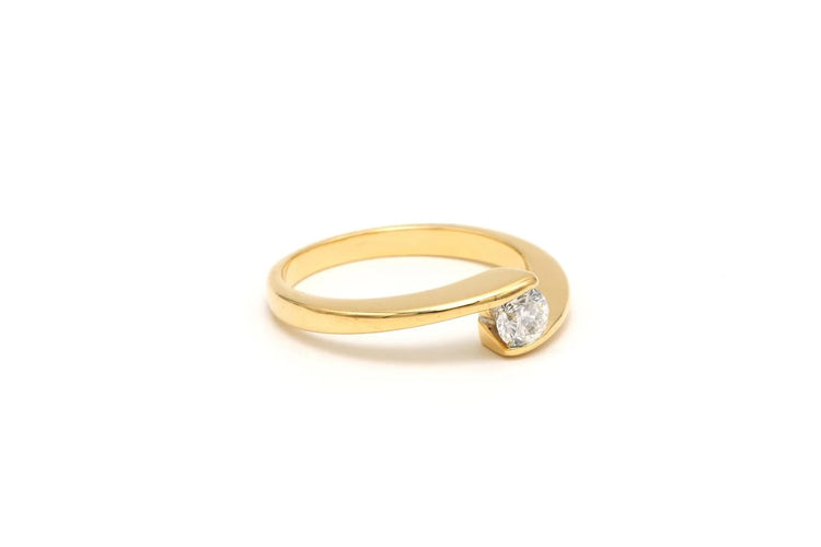 Bague 52 Bague contemporaine en or jaune 18 carats sertie d’un diamant 58 Facettes 22350
