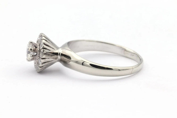 Bague 53 Bague contemporaine en or blanc 18 carats sertie de diamants 58 Facettes 19665