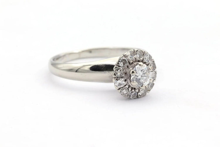 Bague 53 Bague contemporaine en or blanc 18 carats sertie de diamants 58 Facettes 19665
