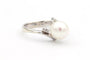 Bague 52 Bague années 70 en or blanc 18 carats avec perle et diamants 58 Facettes 19113