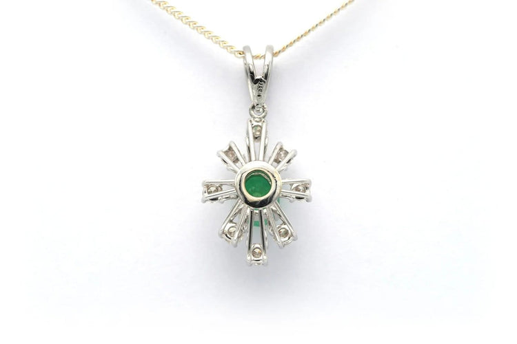 Pendentif Pendentif en or blanc 18 carats avec émeraudes et diamants 58 Facettes 20665