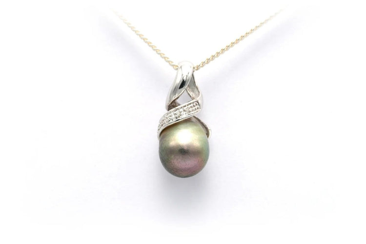 Pendentif Pendentif contemporain en or blanc 18 carats avec perle de Tahiti et diamants 58 Facettes B572