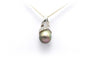 Pendentif Pendentif contemporain en or blanc 18 carats avec perle de Tahiti et diamants 58 Facettes B572