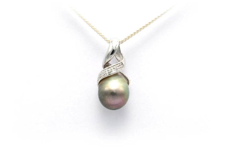 Pendentif Pendentif contemporain en or blanc 18 carats avec perle de Tahiti et diamants 58 Facettes B572