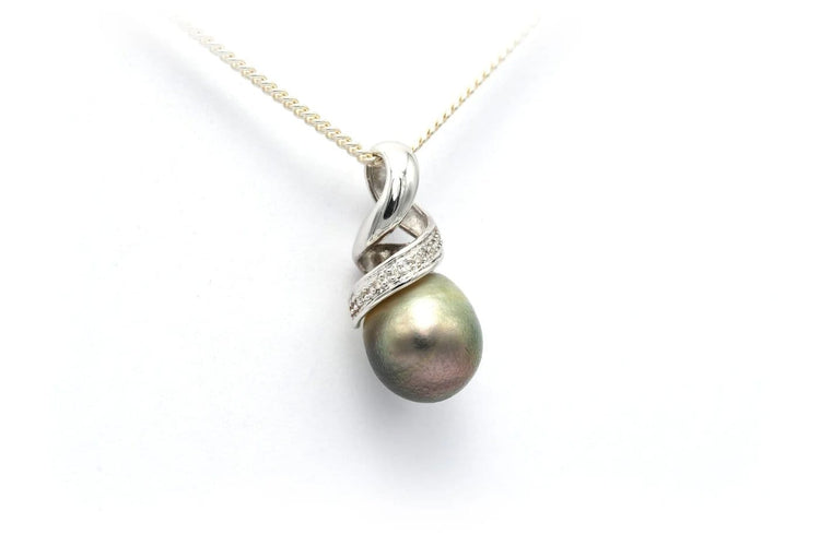 Pendentif Pendentif contemporain en or blanc 18 carats avec perle de Tahiti et diamants 58 Facettes B572
