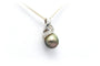 Pendentif Pendentif contemporain en or blanc 18 carats avec perle de Tahiti et diamants 58 Facettes B572