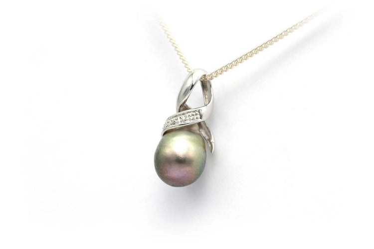 Pendentif Pendentif contemporain en or blanc 18 carats avec perle de Tahiti et diamants 58 Facettes B572