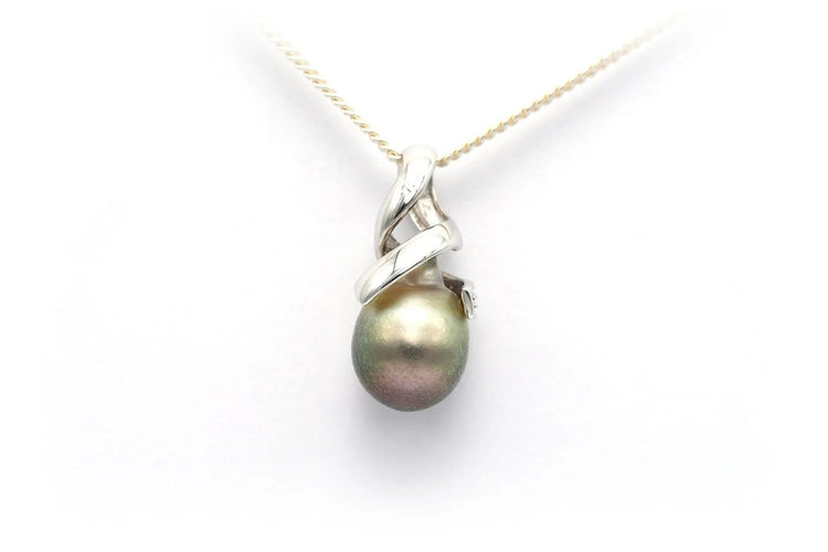 Pendentif Pendentif contemporain en or blanc 18 carats avec perle de Tahiti et diamants 58 Facettes B572