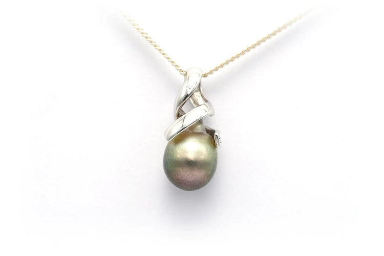 Pendentif Pendentif contemporain en or blanc 18 carats avec perle de Tahiti et diamants 58 Facettes B572